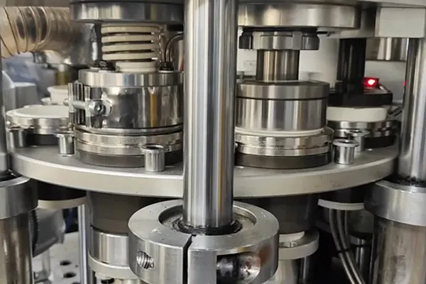 Bowl rim curling structure for paper bowl machine