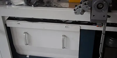 Machine transmission structure for paper bowl forming machine